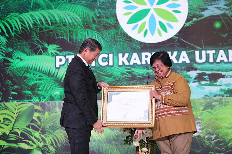 Menteri KLHK Siti Nurbaya Beri Penghargaan ke Hashim Djojohadikusumo - Bagian 2