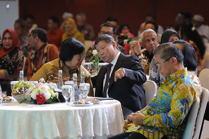 Menteri KLHK Siti Nurbaya Beri Penghargaan ke Hashim Djojohadikusumo - Bagian 4