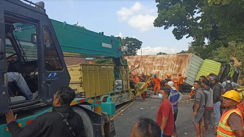 title Kecelakaan Beruntun 3 Truk di Sedayu Bantul, 2 Orang Tewas 3 Luka-Luka Kecelakaan Beruntun 3 Truk di Sedayu Bantul, 2 Orang Tewas 3 Luka-Luka