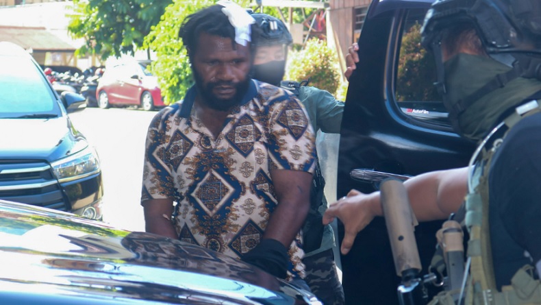 title Dikawal Ketat, Pimpinan OPM Paniai Jemmy Magai Yogi Tiba di Polda Papua Dikawal Ketat, Pimpinan OPM Paniai Jemmy Magai Yogi Tiba di Polda Papua