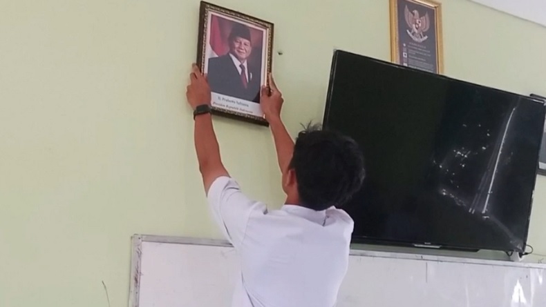 title Pelajar SMK di Sragen Ganti Foto Jokowi-Maruf Amin dengan Prabowo-Gibran Pelajar SMK di Sragen Ganti Foto Jokowi-Maruf Amin dengan Prabowo-Gibran
