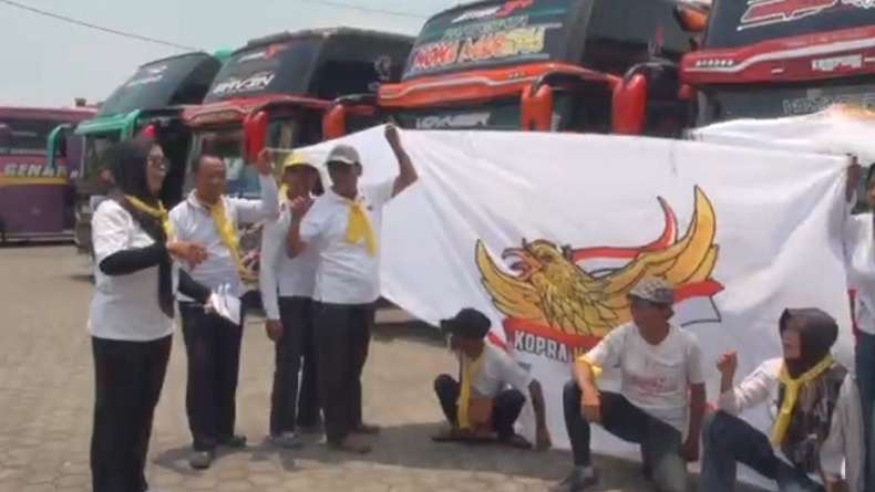 title Pelantikan Prabowo-Gibran, Ribuan Relawan Kopra Nusantara di Jatim Berangkat ke Jakarta Pelantikan Prabowo-Gibran, Ribuan Relawan Kopra Nusantara di Jatim Berangkat ke Jakarta