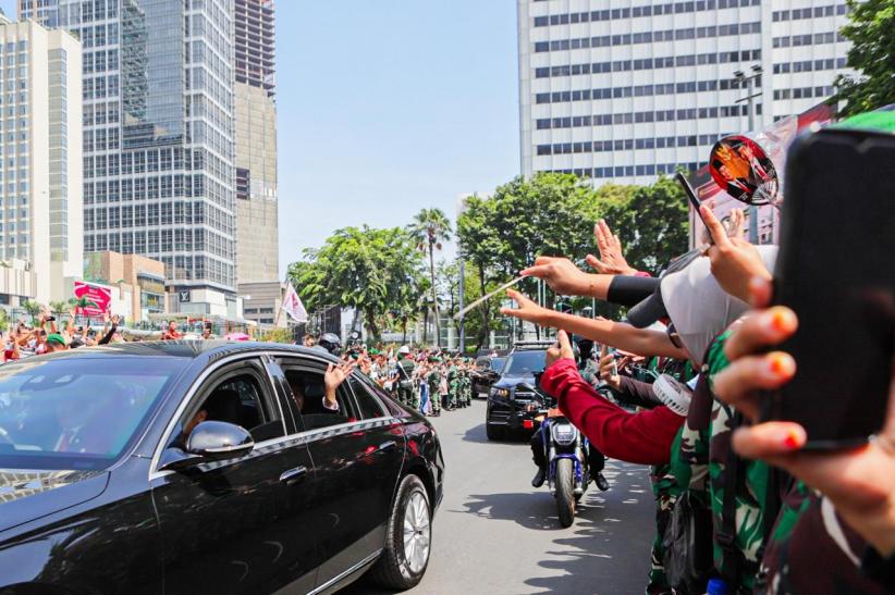 Presiden Jokowi Sepanjang Jalan Membuka Kaca Mobil Menyapa Warga - Bagian 5