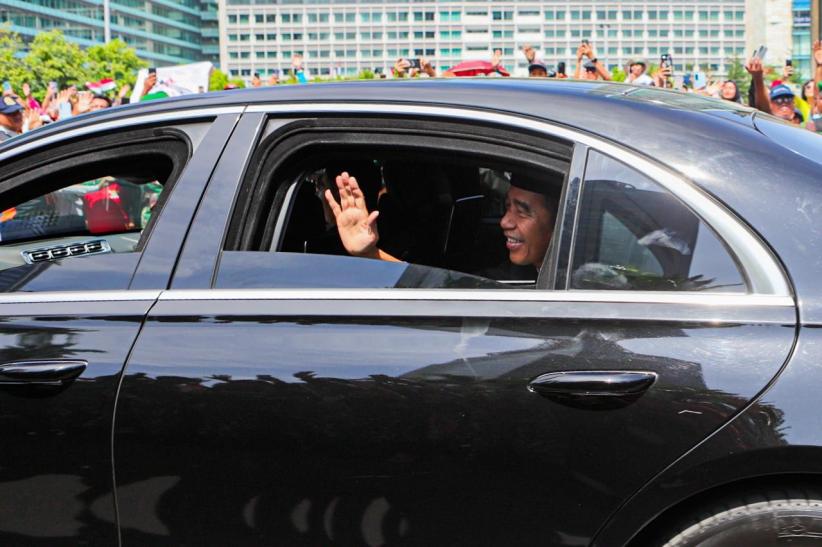 Presiden Jokowi Sepanjang Jalan Membuka Kaca Mobil Menyapa Warga - Bagian 2