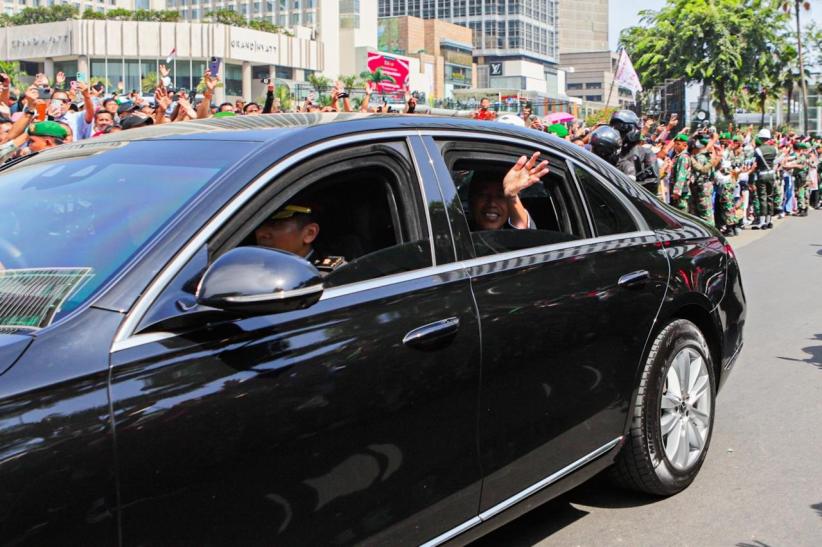 Presiden Jokowi Sepanjang Jalan Membuka Kaca Mobil Menyapa Warga - Bagian 3