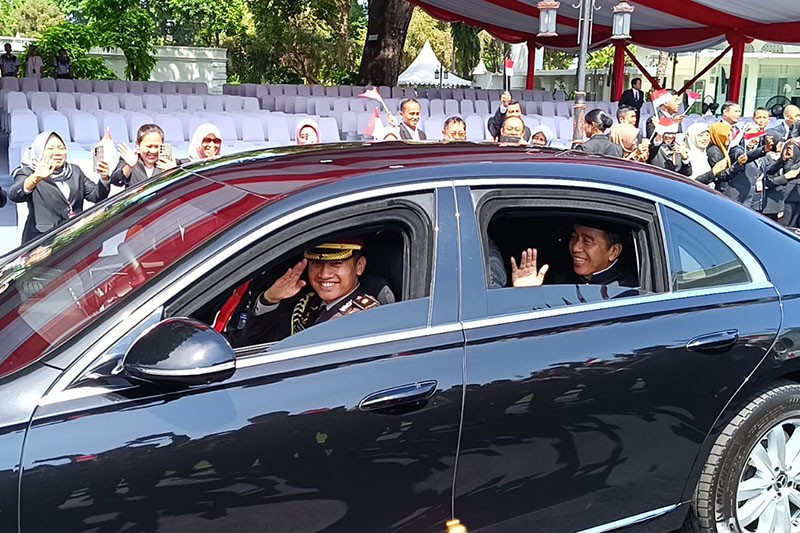 Lambaian Tangan dan Senyum Presiden Jokowi Tinggalkan Istana Kepresidenan - Bagian 1