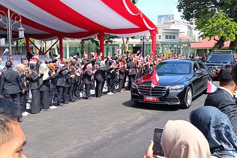 Lambaian Tangan dan Senyum Presiden Jokowi Tinggalkan Istana Kepresidenan - Bagian 2
