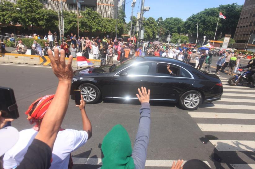 Antusiasme Warga Melihat Jokowi Menuju Lokasi Pelantikan Presiden - Bagian 1