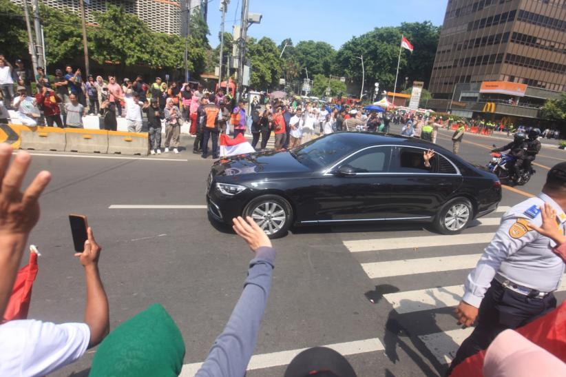 Antusiasme Warga Melihat Jokowi Menuju Lokasi Pelantikan Presiden - Bagian 5