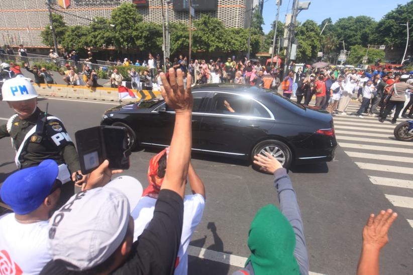 Antusiasme Warga Melihat Jokowi Menuju Lokasi Pelantikan Presiden - Bagian 2