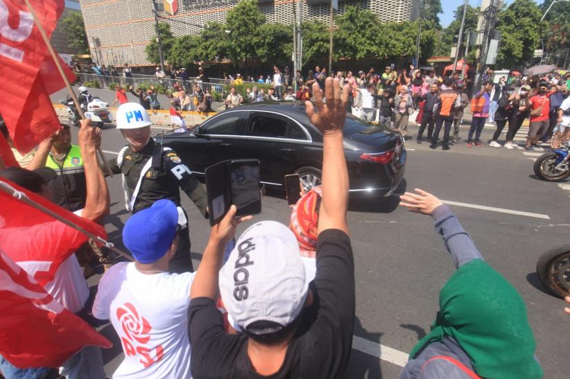 Antusiasme Warga Melihat Jokowi Menuju Lokasi Pelantikan Presiden - Bagian 3