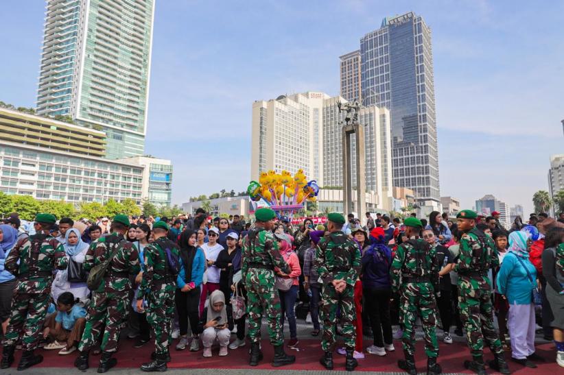 Ribuan Warga Berdatangan ke Bundaran HI Siap Menyambut Prabowo-Gibran  - Bagian 3