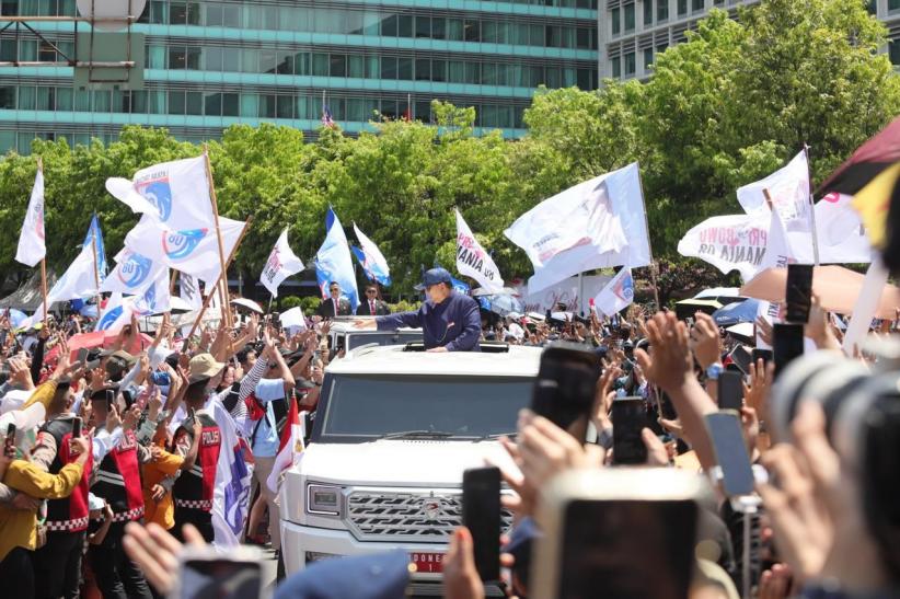 Momen Presiden Prabowo Subianto Naik Pindad Maung Garuda Konvoi ke Istana - Bagian 1