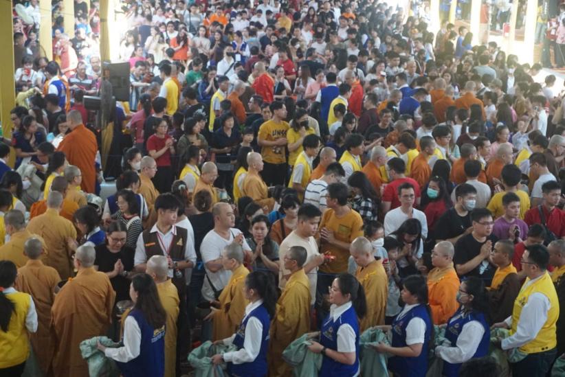 Ribuan Umat Buddha Doakan Pemerintahan Baru saat Perayaan Kathina di Wihara Ekayana Arama - Bagian 2