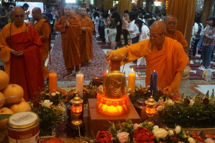 Ribuan Umat Buddha Doakan Pemerintahan Baru saat Perayaan Kathina di Wihara Ekayana Arama - Bagian 4
