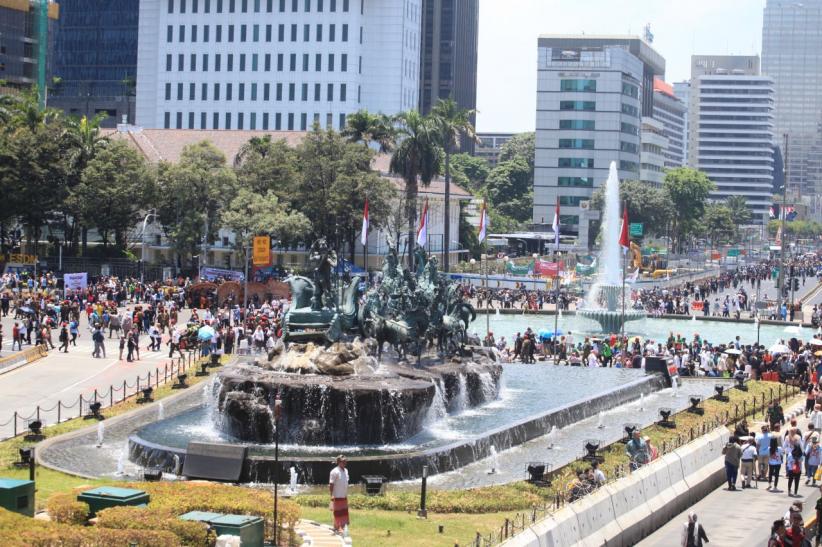 Ribuan Warga Tumpah ke Jalan Menunggu Konvoi Prabowo-Gibran - Bagian 3