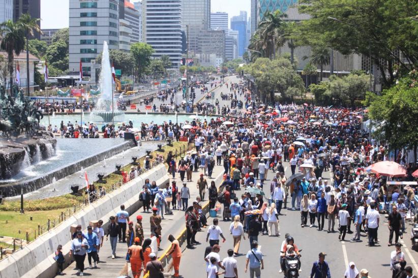 Ribuan Warga Tumpah ke Jalan Menunggu Konvoi Prabowo-Gibran - Bagian 2