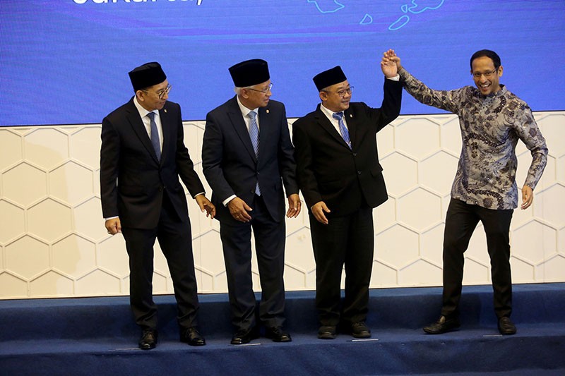 Ekspresi Nadiem Makarim Serahkan Jabatan kepada 3 Menteri Baru - Bagian 2