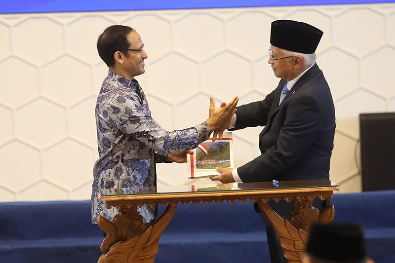 Ekspresi Nadiem Makarim Serahkan Jabatan kepada 3 Menteri Baru - Bagian 4