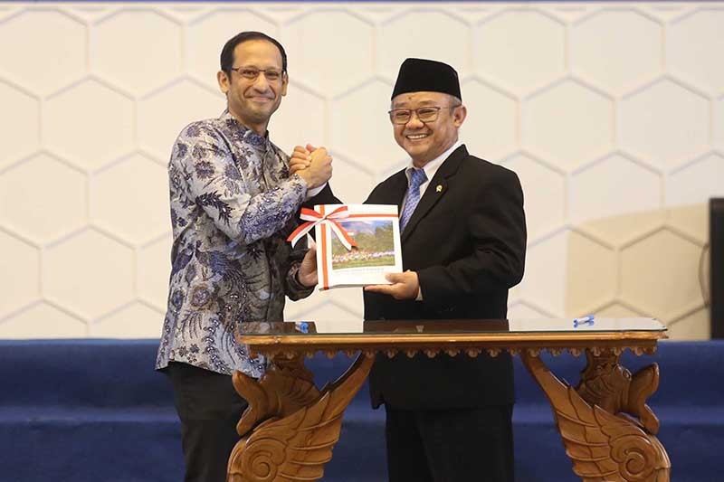 Ekspresi Nadiem Makarim Serahkan Jabatan kepada 3 Menteri Baru - Bagian 3