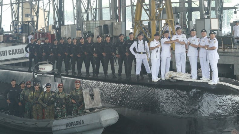 title Upacara Sertijab Komandan Kapal Selam KRI Cakra-401, Prajurit Kopaska Dikerahkan Upacara Sertijab Komandan Kapal Selam KRI Cakra-401, Prajurit Kopaska Dikerahkan