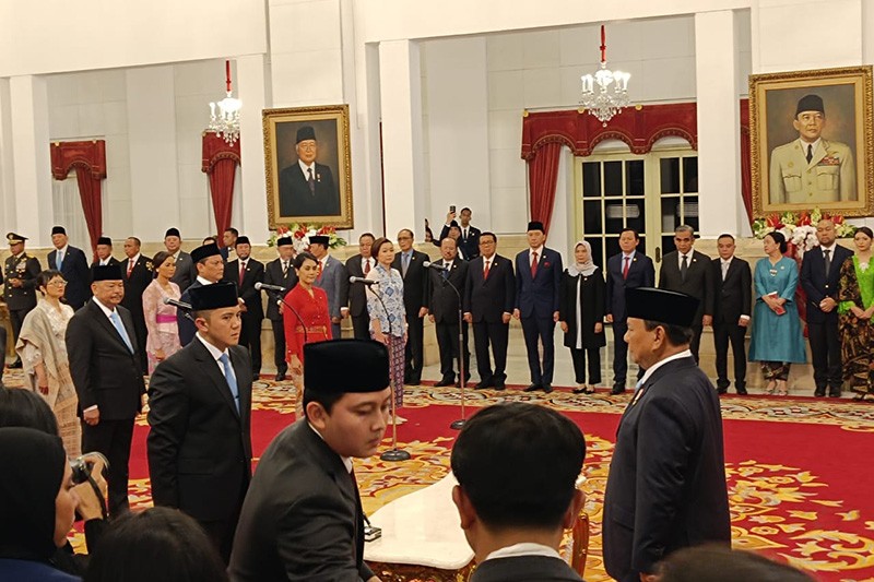 Ekspresi Mayor Teddy Dilantik Presiden Prabowo Menjadi Seskab - Bagian 3