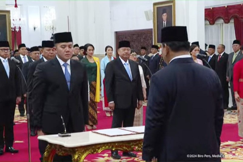 Ekspresi Mayor Teddy Dilantik Presiden Prabowo Menjadi Seskab - Bagian 1