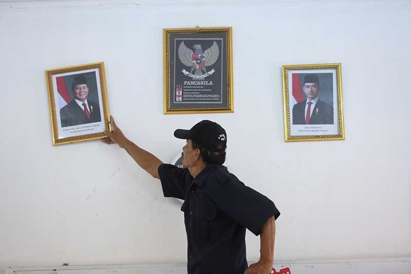 Mengganti Bingkai Foto Jokowi-Ma'ruf Amin Menjadi Prabowo-Gibran - Bagian 3
