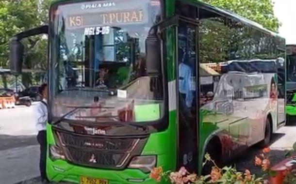 title Viral Pemotor Lempari Cairan Oli ke Bus Trans Jatim di Bangkalan Viral Pemotor Lempari Cairan Oli ke Bus Trans Jatim di Bangkalan