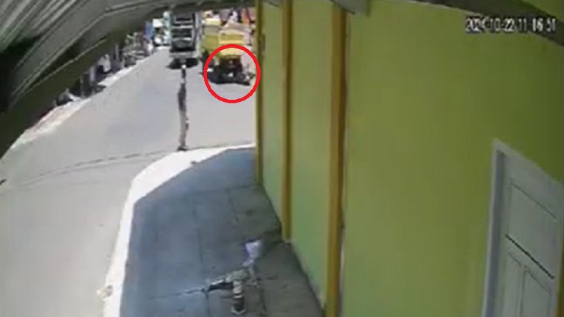title Detik-Detik Pemotor Tabrak Truk di Parepare Terekam CCTV, Pelajar Tewas Terlindas Detik-Detik Pemotor Tabrak Truk di Parepare Terekam CCTV, Pelajar Tewas Terlindas
