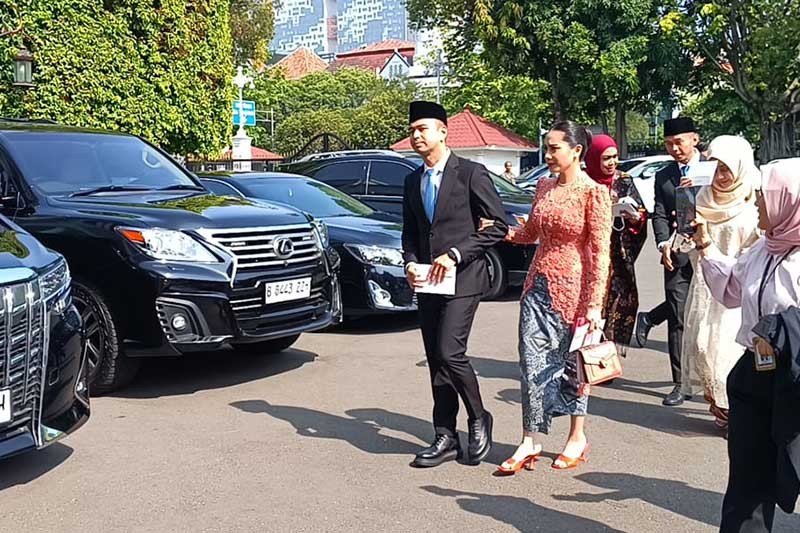 Gaya Raffi Ahmad Ditemani Istri, Ibu dan Mertua Jadi Utusan Khusus Presiden Prabowo - Bagian 1