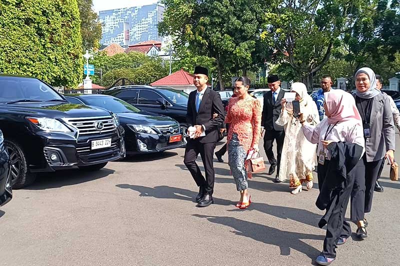 Gaya Raffi Ahmad Ditemani Istri, Ibu dan Mertua Jadi Utusan Khusus Presiden Prabowo - Bagian 3