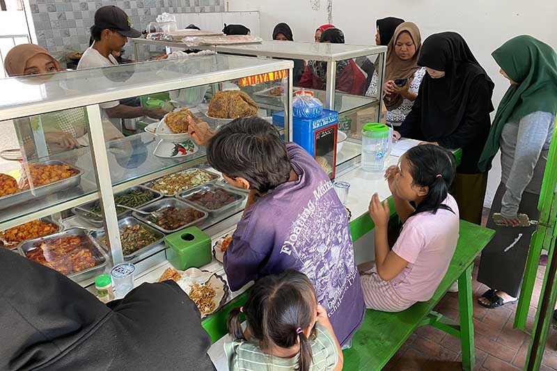 Relawan Ridwan Kamil-Suswono Kembali Traktir Makan Warga Jakarta Sambut Pemerintahan Baru - Bagian 3