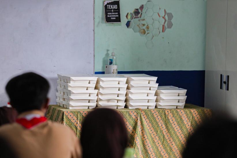 Momen Wapres Gibran  Pantau Uji Coba Makan Bergizi Gratis di SMPN 270 - Bagian 5