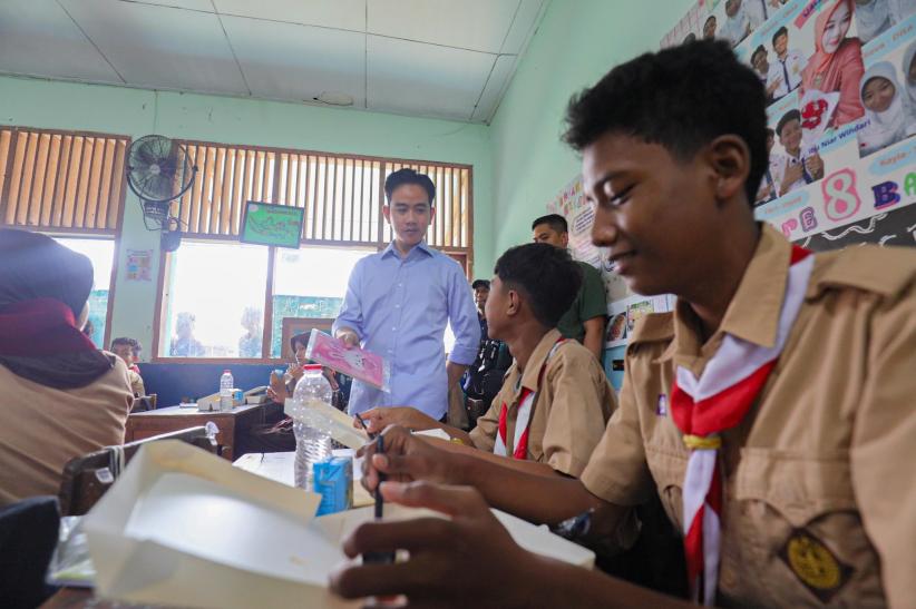 Momen Wapres Gibran  Pantau Uji Coba Makan Bergizi Gratis di SMPN 270 - Bagian 1