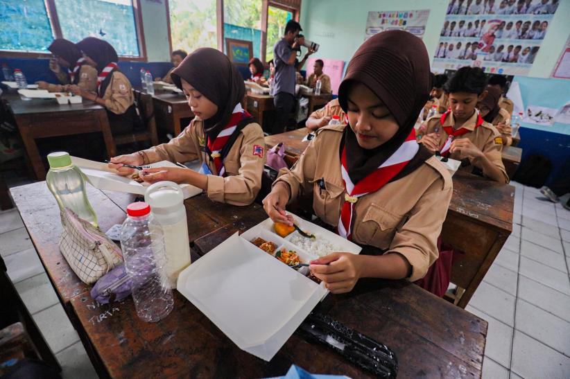 Momen Wapres Gibran  Pantau Uji Coba Makan Bergizi Gratis di SMPN 270 - Bagian 4