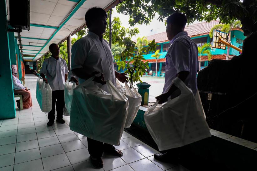 Momen Wapres Gibran  Pantau Uji Coba Makan Bergizi Gratis di SMPN 270 - Bagian 6