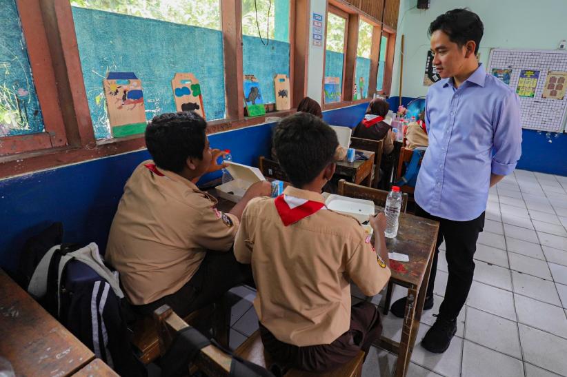 Momen Wapres Gibran  Pantau Uji Coba Makan Bergizi Gratis di SMPN 270 - Bagian 2