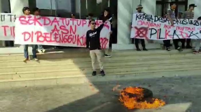 Demo ASN Tak Netral, Massa Lempari Kantor Bupati Pandeglang dengan Tomat Busuk