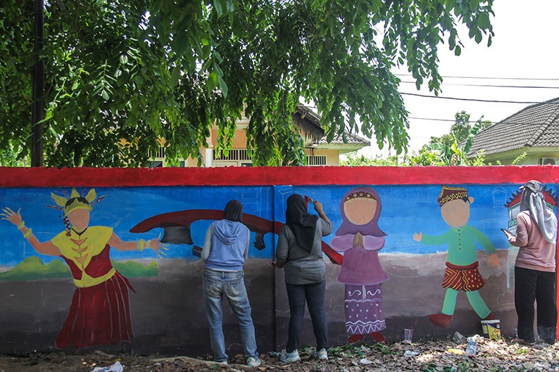 Puluhan Seniman Melukis Mural di Dinding Taman Budaya Sriwijaya - Bagian 2