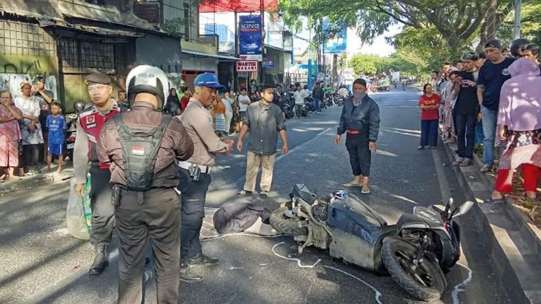 title Kecelakaan Maut di Bandung, Pengendara Motor Tewas Mengenaskan Terlindas Truk Kecelakaan Maut di Bandung, Pengendara Motor Tewas Mengenaskan Terlindas Truk