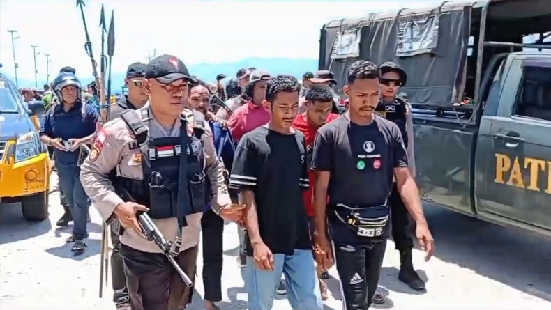 51 Rumah Hangus Dibakar saat Bentrokan Pecah di Adonara, 14 Warga Ditangkap Polisi