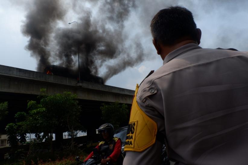 Penampakan Bus Angkut Puluhan Anak TK Terbakar di Jalan Tol Wiyoto Wiyono - Bagian 3