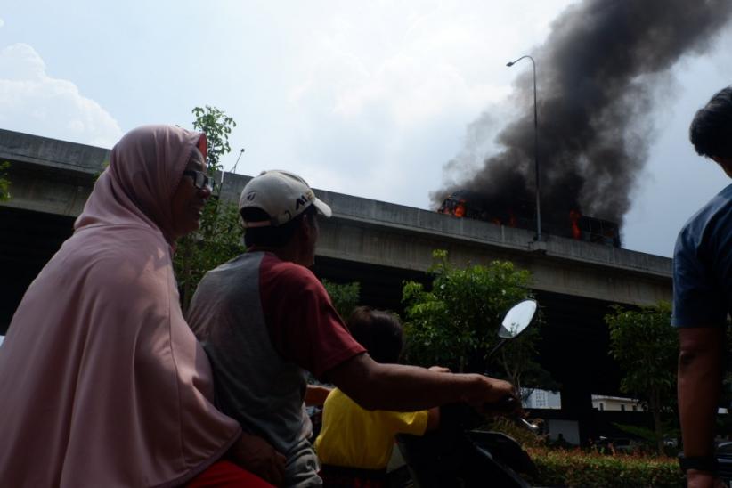 Penampakan Bus Angkut Puluhan Anak TK Terbakar di Jalan Tol Wiyoto Wiyono - Bagian 4