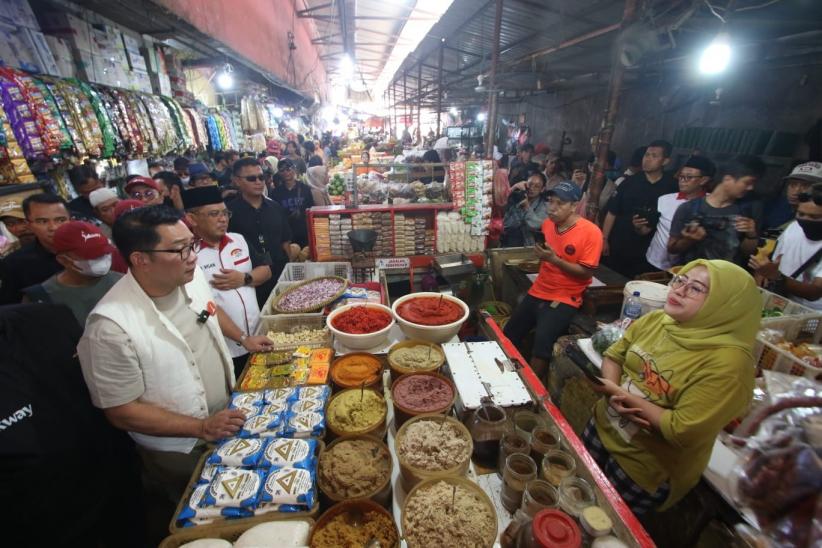 Ridwan Kamil Blusukan ke Pasar Kebayoran Lama Serap Aspirasi Pedagang - Bagian 3