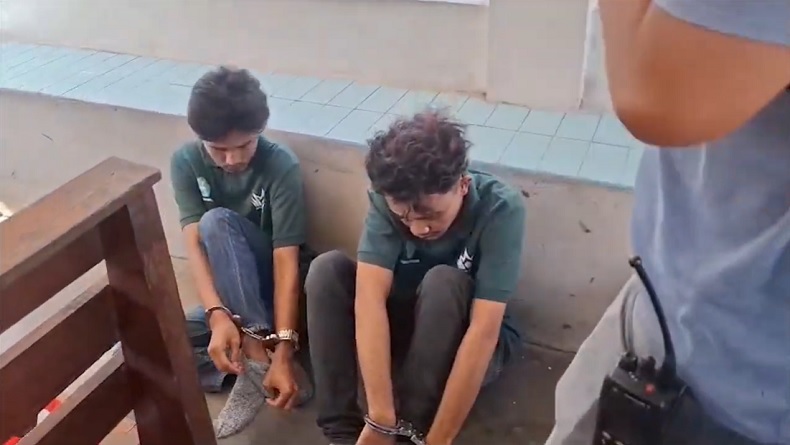 title Curi Motor di Hotel, Pasangan Sesama Jenis di Padang Barat Ditangkap saat Santai di Kafe Curi Motor di Hotel, Pasangan Sesama Jenis di Padang Barat Ditangkap saat Santai di Kafe