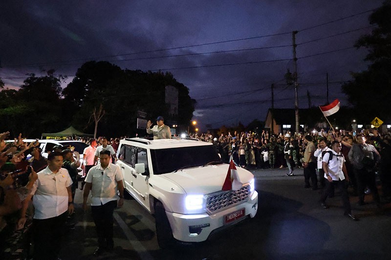 Prabowo Naik Mobil Kepresidenan MV3 Garuda Disambut Antusias Warga Magelang - Bagian 1