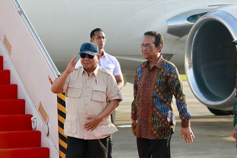 Prabowo Naik Mobil Kepresidenan MV3 Garuda Disambut Antusias Warga Magelang - Bagian 3