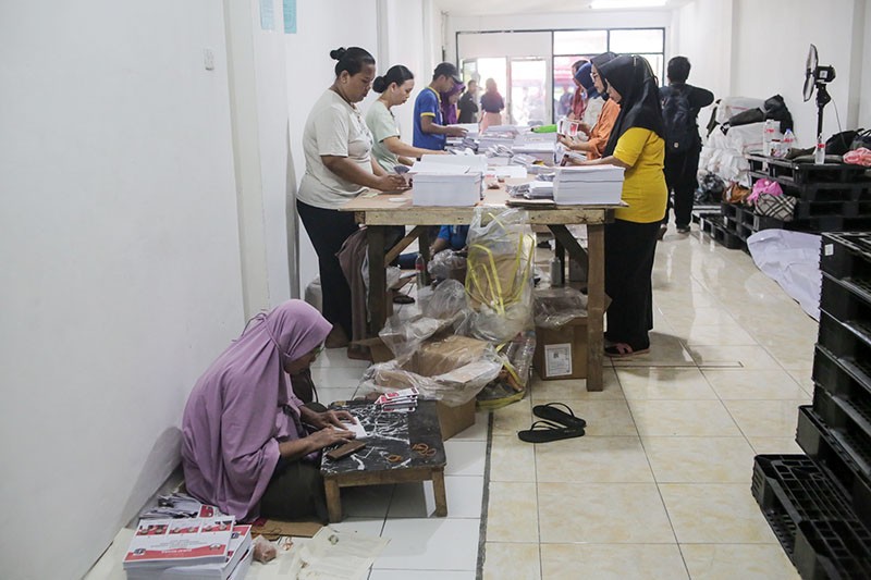 Potret Emak-Emak Bantu KPU Sortir hingga Lipat Surat Suara Pilkada - Bagian 3