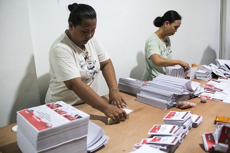 Potret Emak-Emak Bantu KPU Sortir hingga Lipat Surat Suara Pilkada - Bagian 1